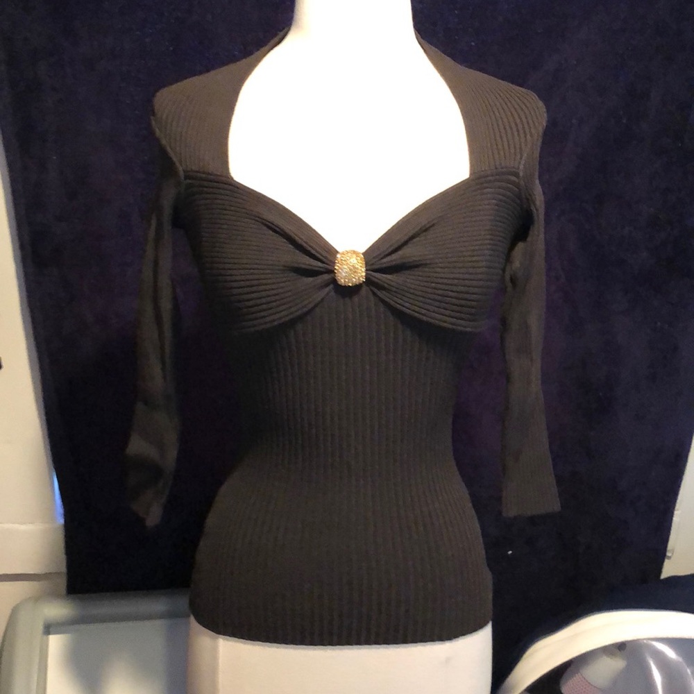 Caché brown top.